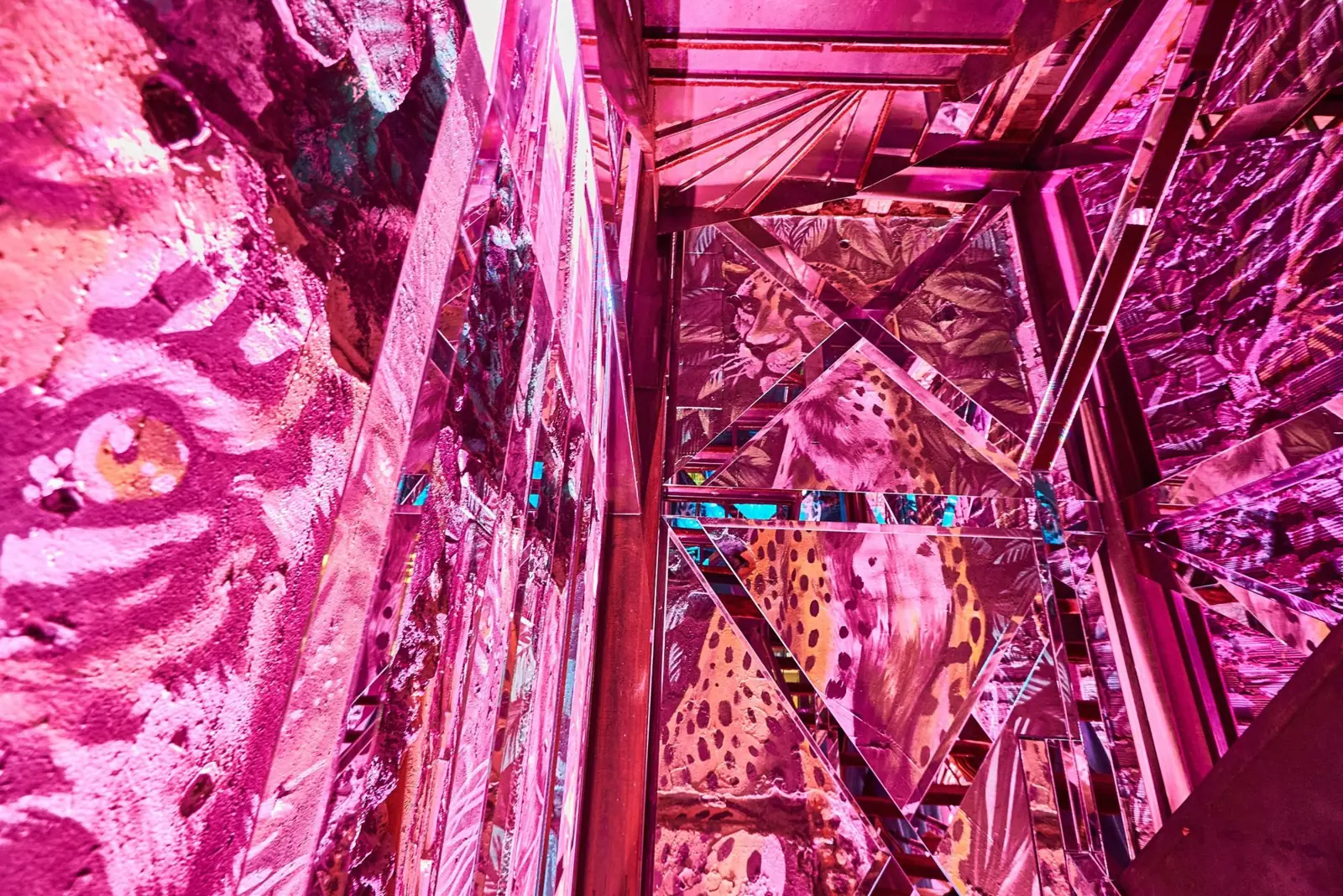 The mirrored jungle entrance with painted leopards